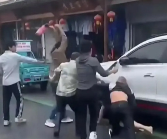“出门旅游却被围殴，图啥？”蔡先生一家最近可真是郁闷至极，本来一家人在端午假