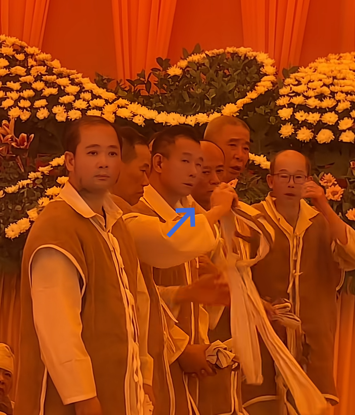 福建富豪吴文富（金冠食品）母亲去世，享寿100岁，追悼会场面隆重。祭品有波士顿