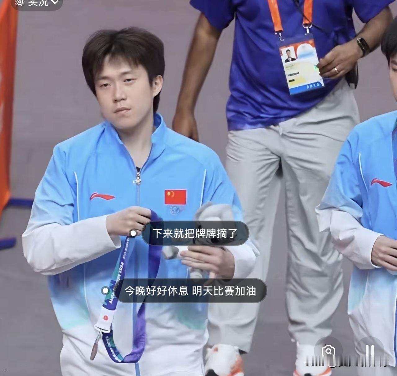 赛后悲情一幕！国乓男队参加完颁奖典礼，下来后齐刷刷地把脖子上的银牌给摘掉，头也不