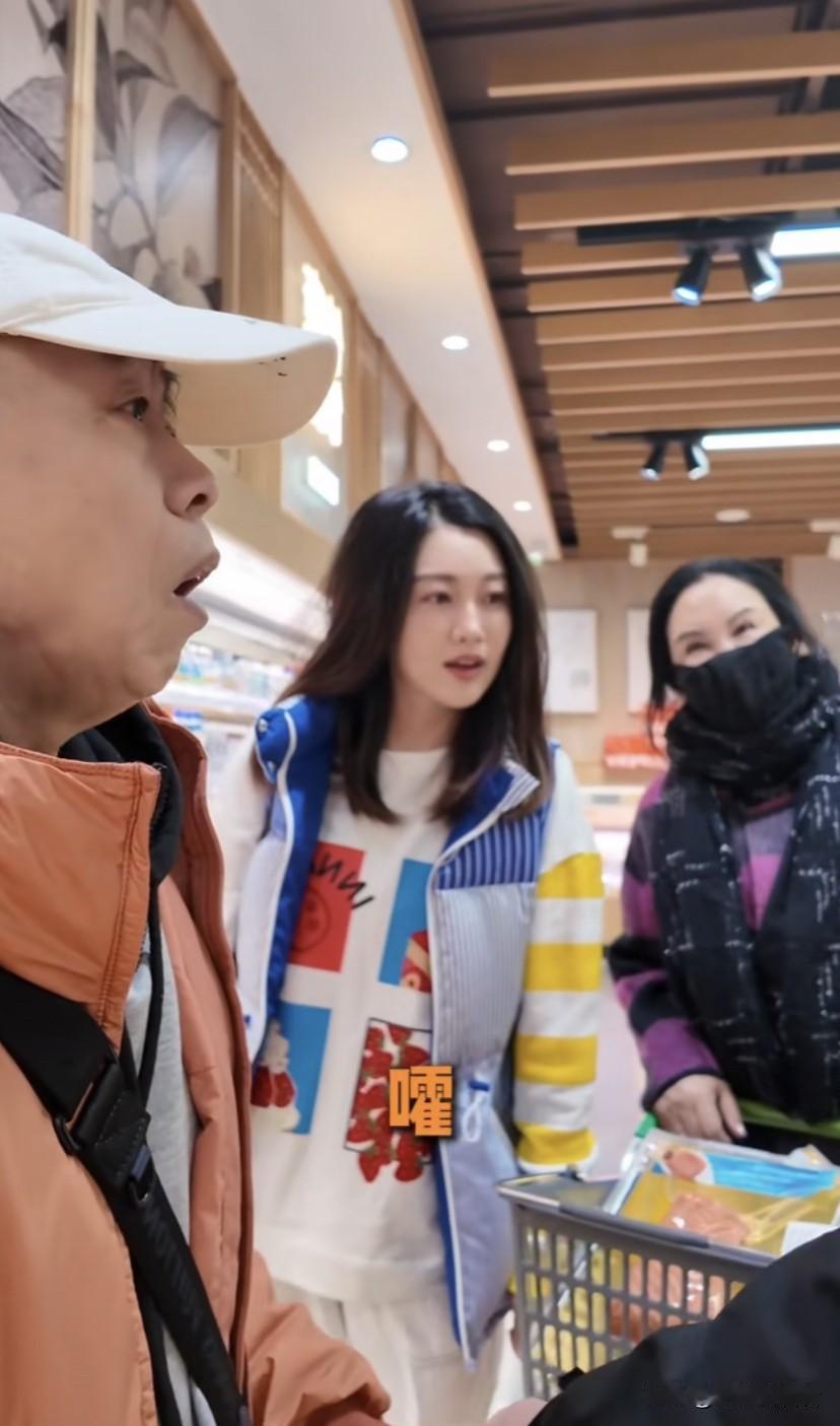 潘阳跟爸妈一起去超市采购，去爷爷奶奶家过冬至，潘家人个个都是喜剧人，太有意思了。