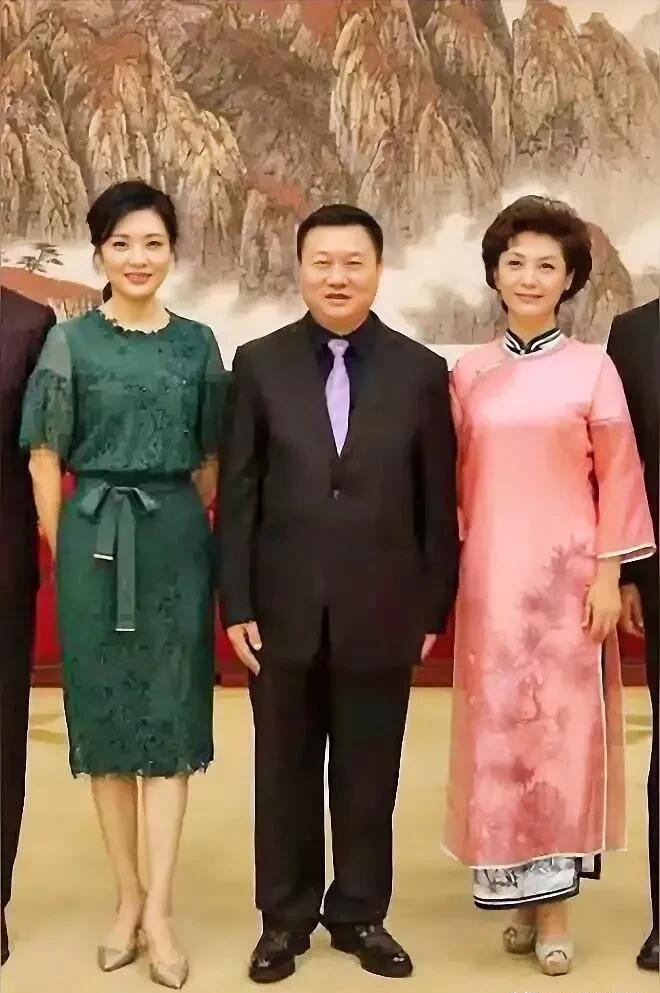 只知道网上有很多人夸周涛是央视的第一美女，其实多看看她也没有想象中的那么貌美，旁