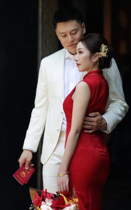 上海男篮李弘权和妻子领证唯美婚纱照曝光