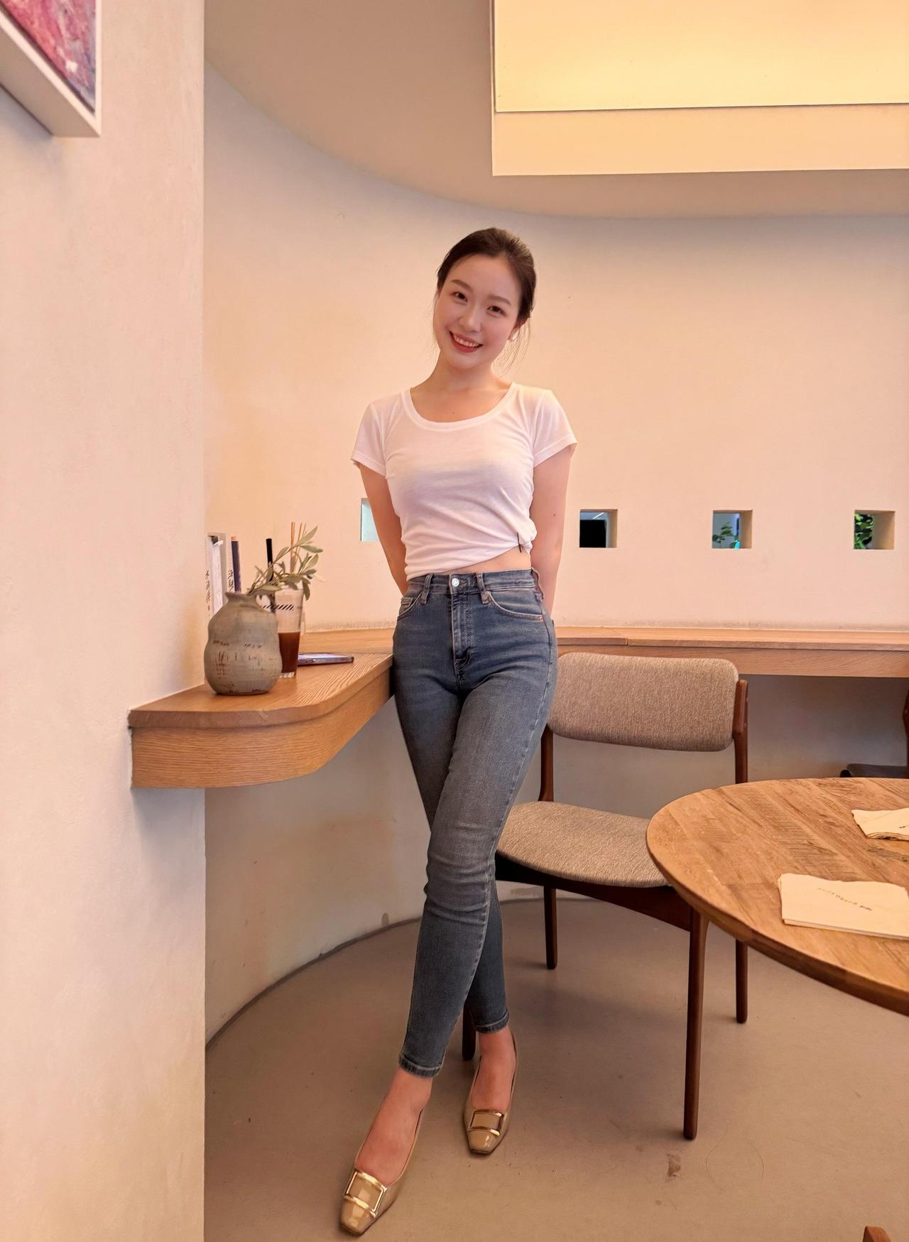 清冷疏离自带格调，不浓烈不刻意，高级感是由内而外的气质。清冷高级疏离感美女高