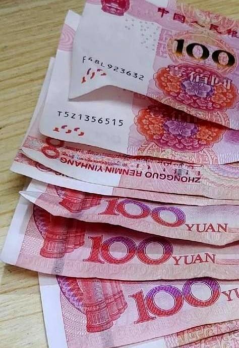 笑话般的数字冲上屏幕时，心口一紧。有人说随手就是五十万、上百万，像点外卖一样轻