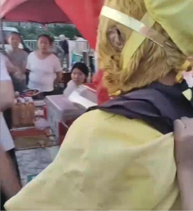 “这套路也太缺德了！”山西，一男子在柳林古会上扮“孙悟空”，期间，其强行拉拽两名