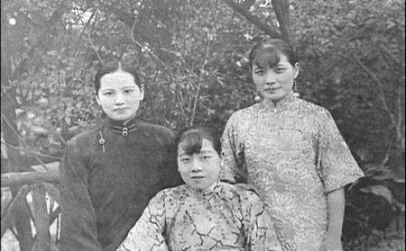 1906年1月，17岁的宋霭龄跟随姨夫来到华盛顿，参加了美国总统罗斯福举行的招待