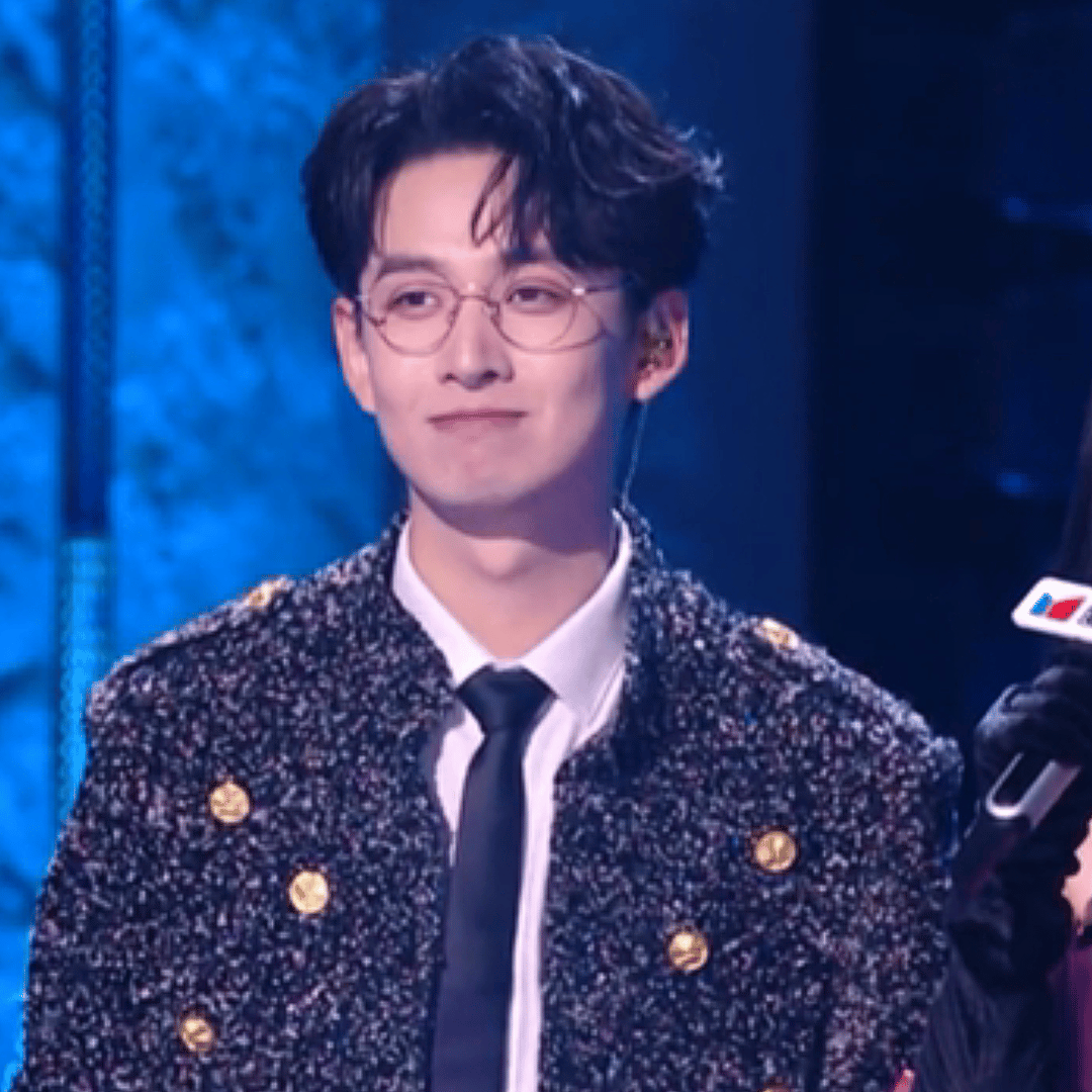 齐思钧表情其实我觉得他没哭挺正常的，他毕竟是主持人，得控场啊。