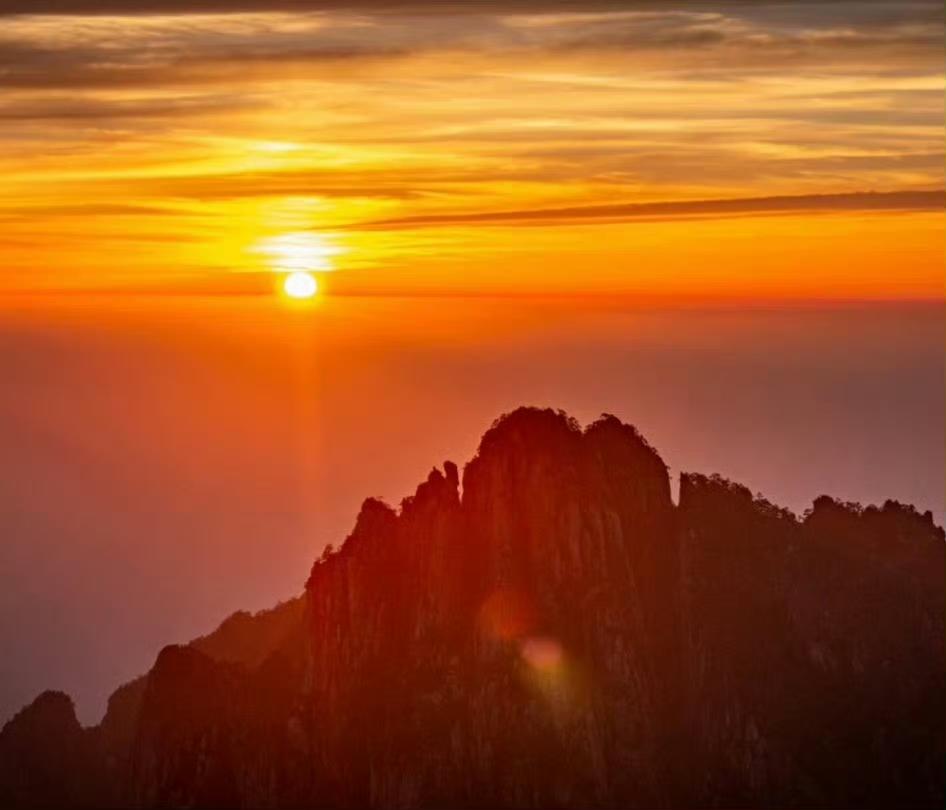 “红日依山起，霞光入户来。悟得晨光意，好运伴此生…”​​​摄影艺