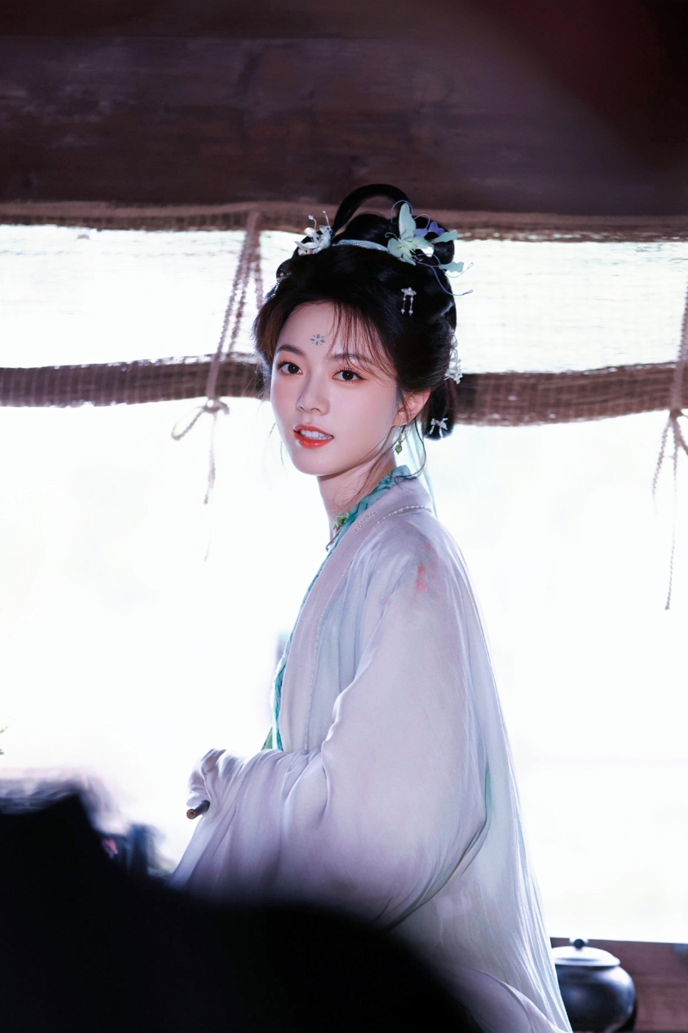 赵今麦从江南水墨画走出来赵今麦古偶少女感油纸伞是道具，荷叶是背景，回眸才是开关