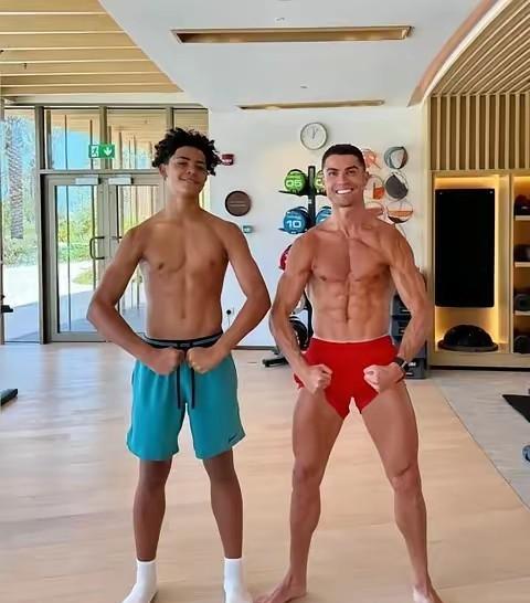 一向好胜的C罗这次没有踮起脚尖拍照，只因他这次合影对象是自己的儿子迷你罗。众所