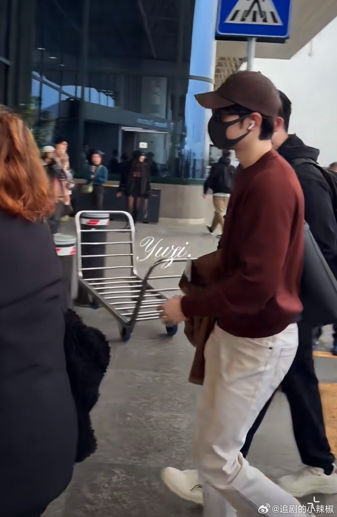 肖战最新机场路透，回国了