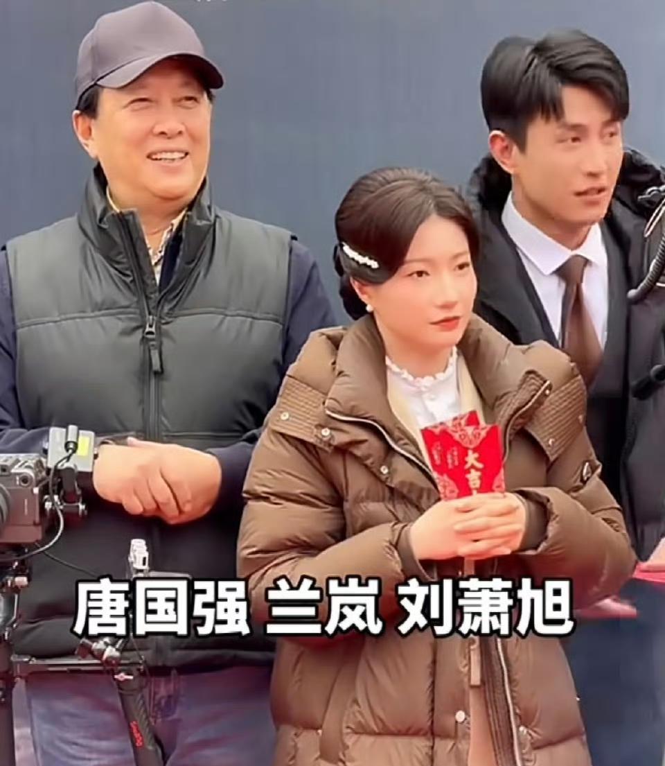 老戏骨们开始抢网红的饭碗了。刘晓庆在短剧里热吻小鲜肉，唐国强开机拍谍战，连周涛