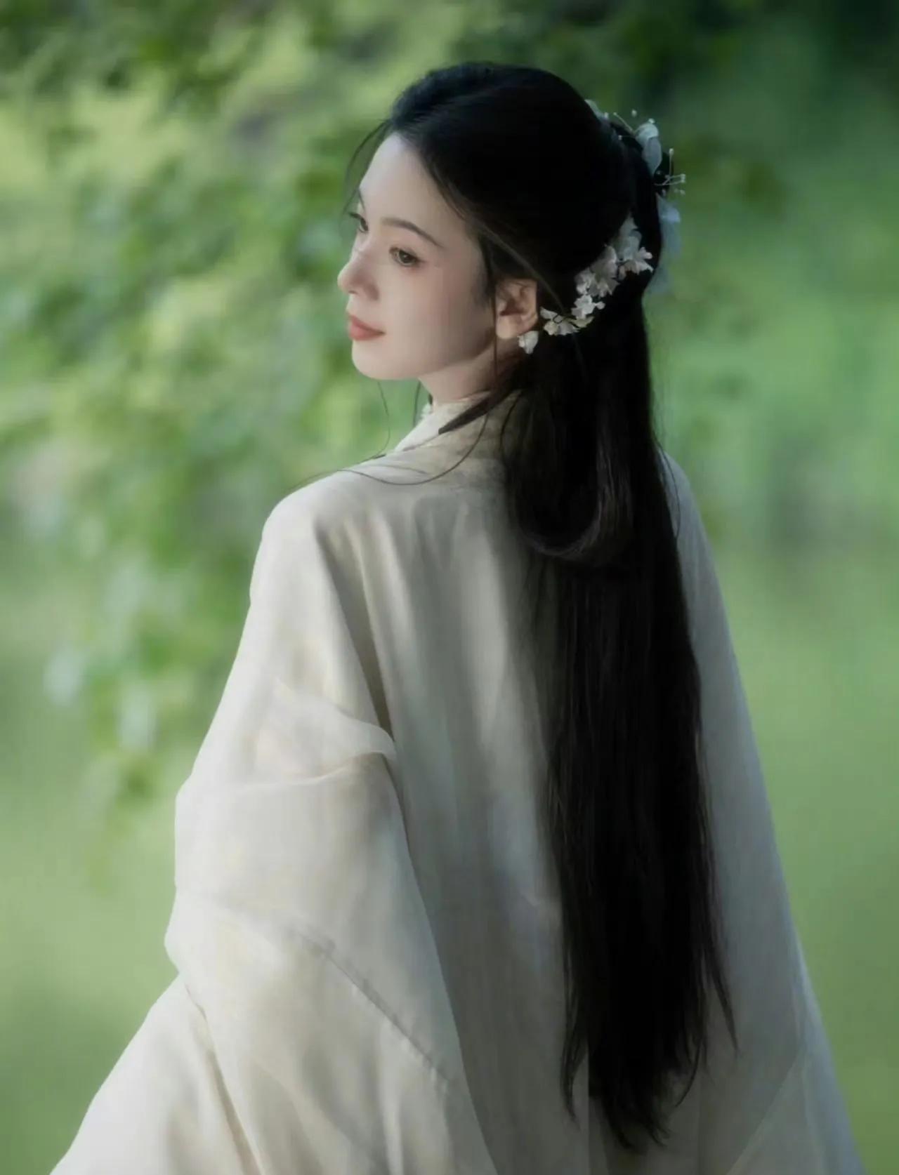 戏外白色汉服谁最美？卢昱晓和白鹿都不及梁洁的一套装扮。陈瑶、杨超越、祝绪丹、