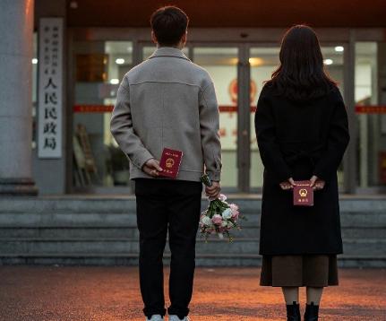 一位民政局调解员说：“结婚率越来越低的病根在于，女人的通病是，总想找个成品老