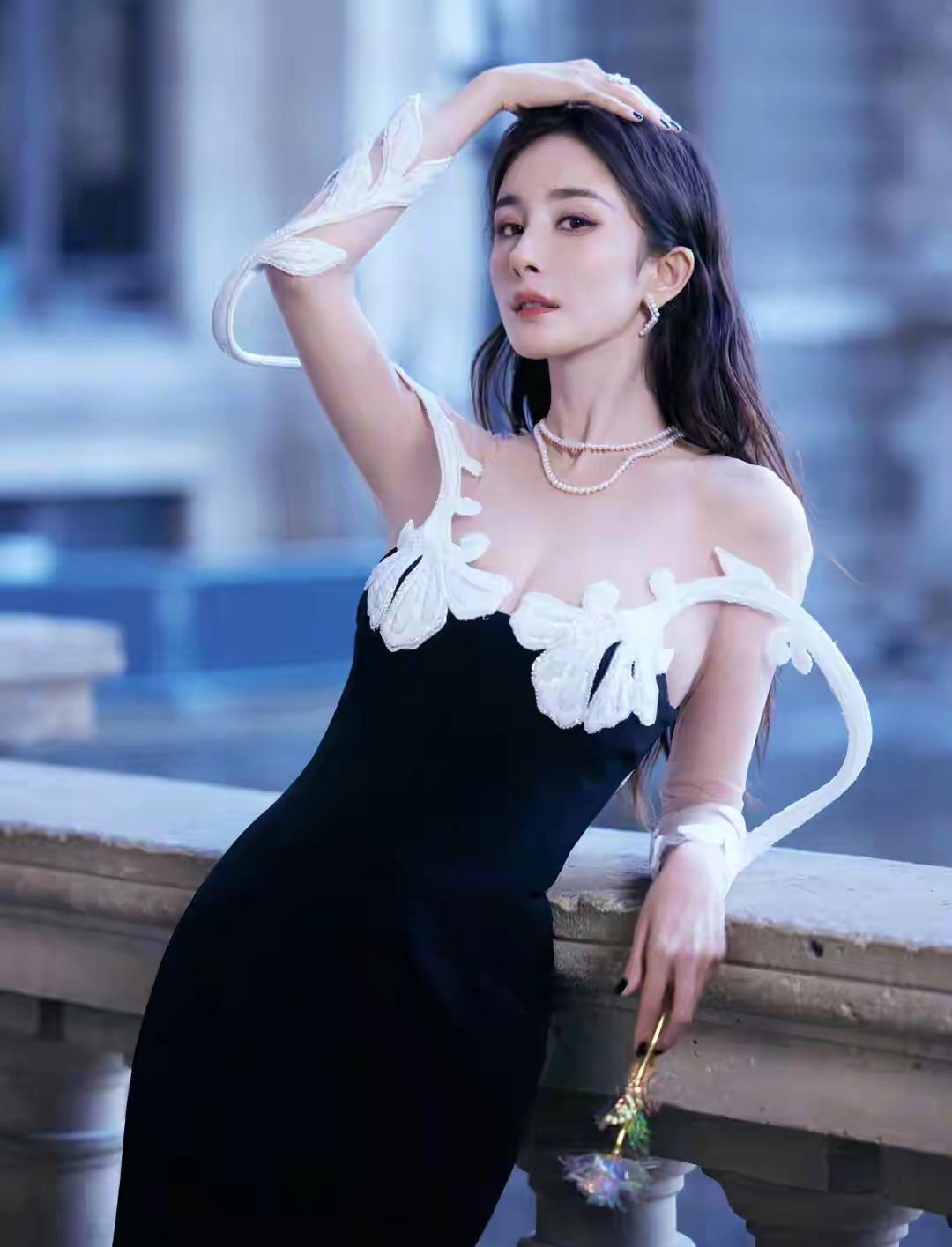 杨幂这个造型也太美了吧，瞬间让颜值爆表……发现了没有？一个人的颜值高不高，除