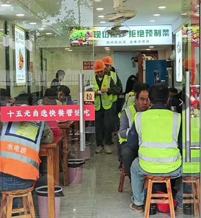 东北夫妻来杭开店卖盒饭, 20多道菜荤素自选15元, 老板说还有得赚