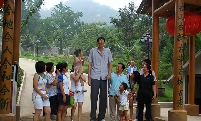 当年不顾所有人反对，鲍喜顺执意要孩子，如今儿子成年身高，彻底看呆众人一个身高两