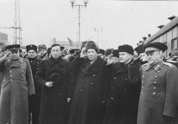 1941年，苏军屡战屡败，斯大林不得不六次向毛主席请求派兵援助，然而每次都遭到毛