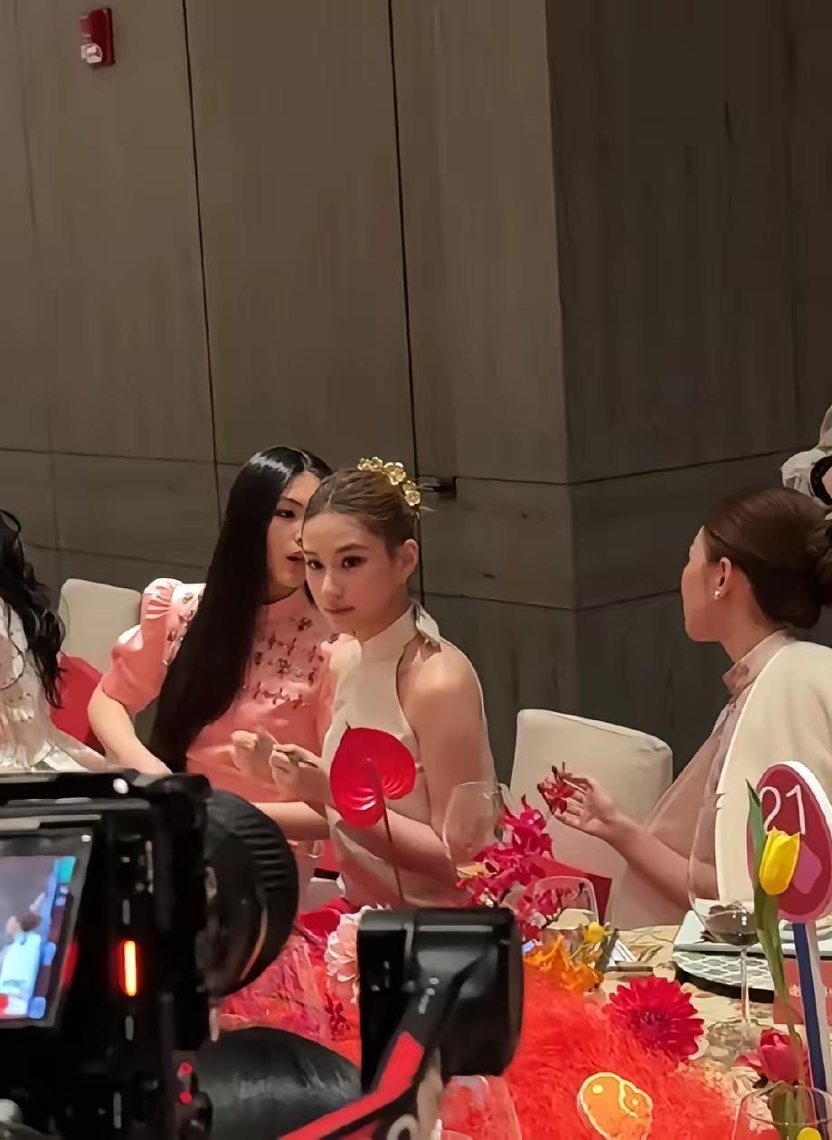 王诗龄这孩子也真够听话的！又跟着李湘参加社交了！十几岁的孩子怎么就能做到每天