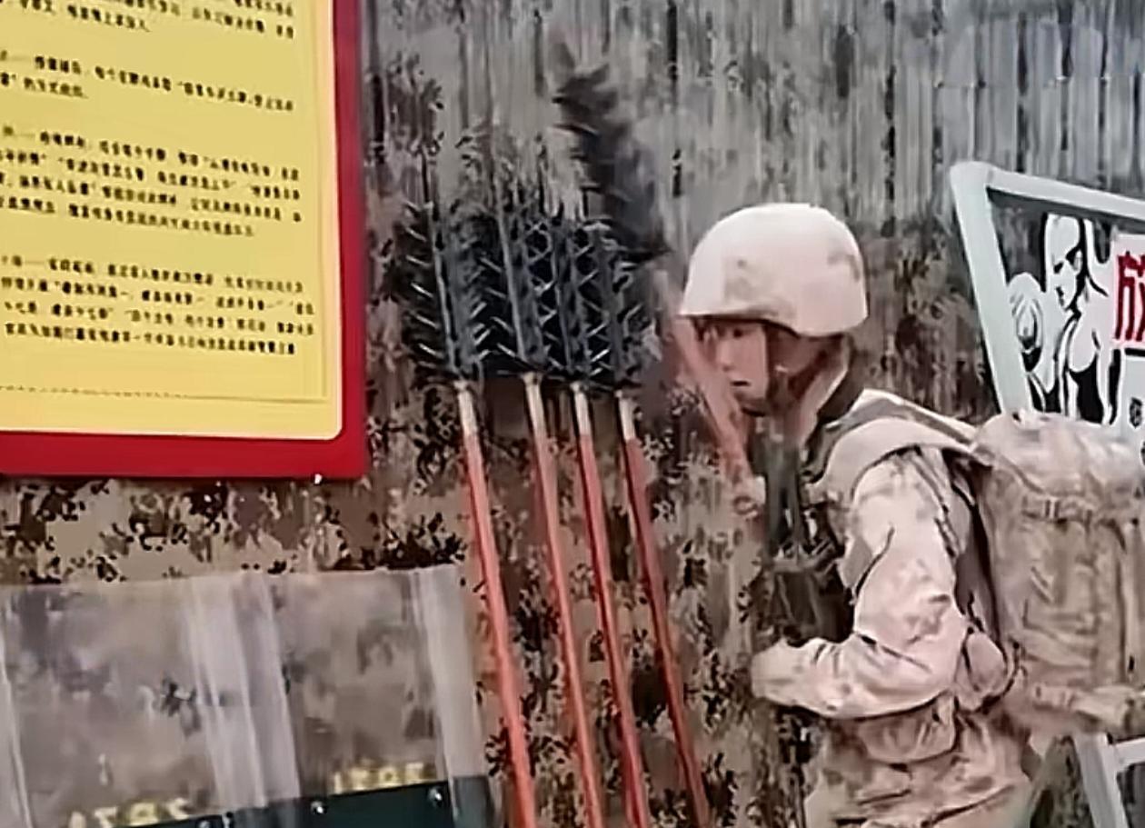 图片上整齐摆放的狼牙棒正在被全副武装的战士拎走去执行任务，只要看到狼牙棒，基本上
