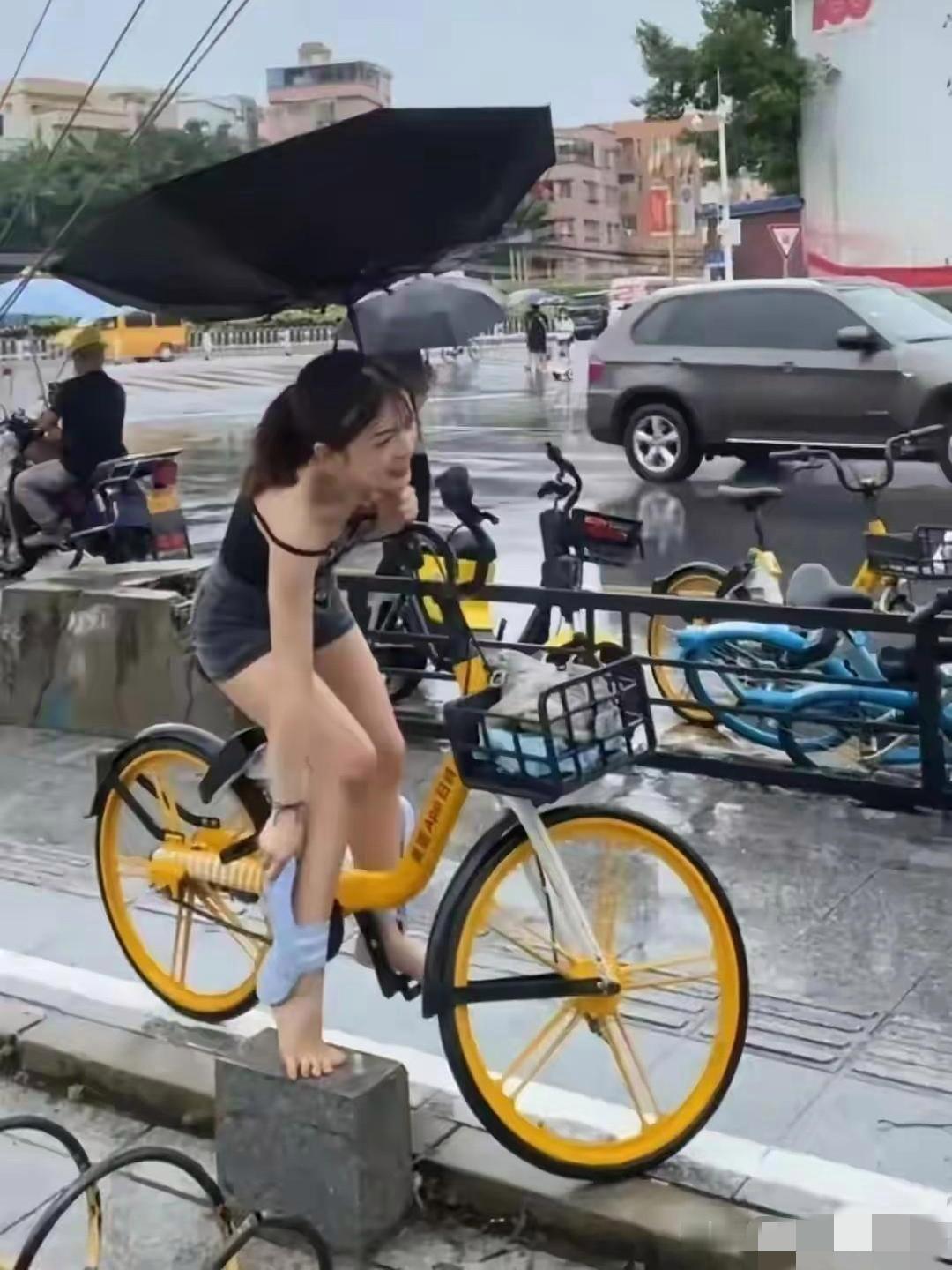 这姑娘真倒霉，估计想哭的心都有了