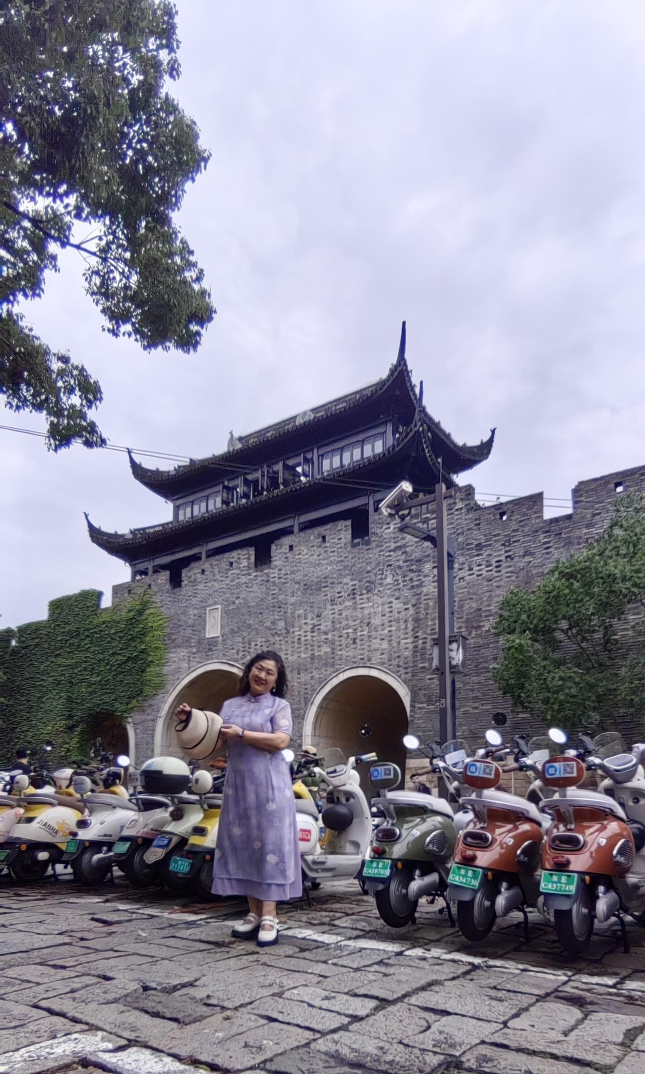 逛苏州老城妞体检完一切都好，去老城区逛一逛，敲诈女婿请客吃了一碗苏州小面，两碗