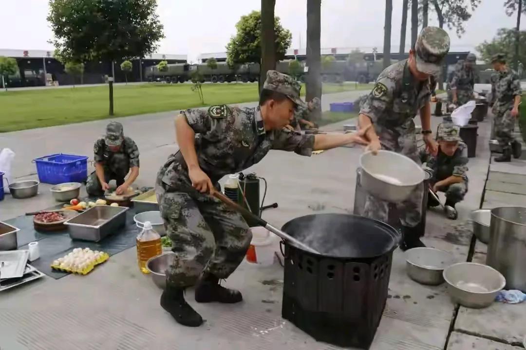 为什么部队里几乎没有人挑食？看看这些新兵的经历就懂了‌刚进军营的新兵挑食的不