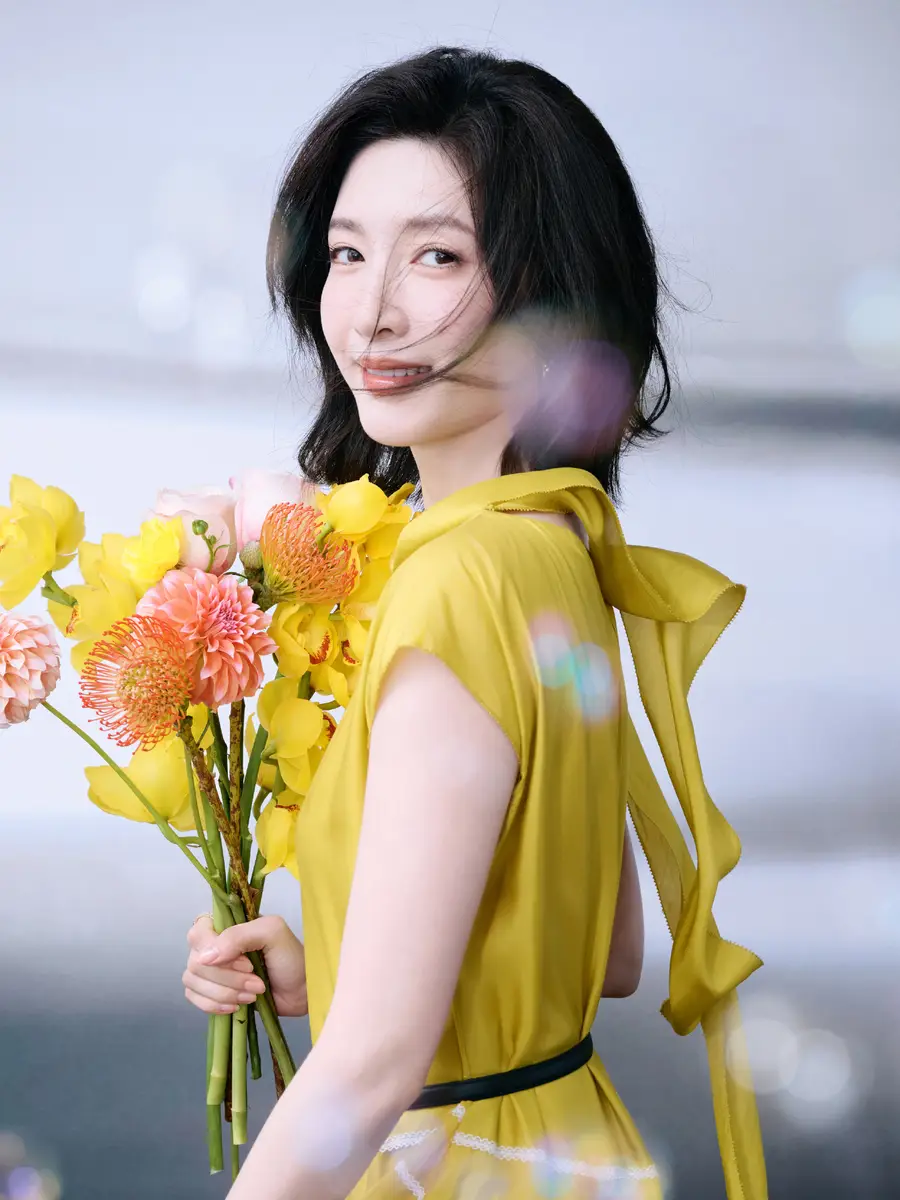 江疏影穿暖黄色缎面裙温婉大方发丝轻拂笑容明媚
