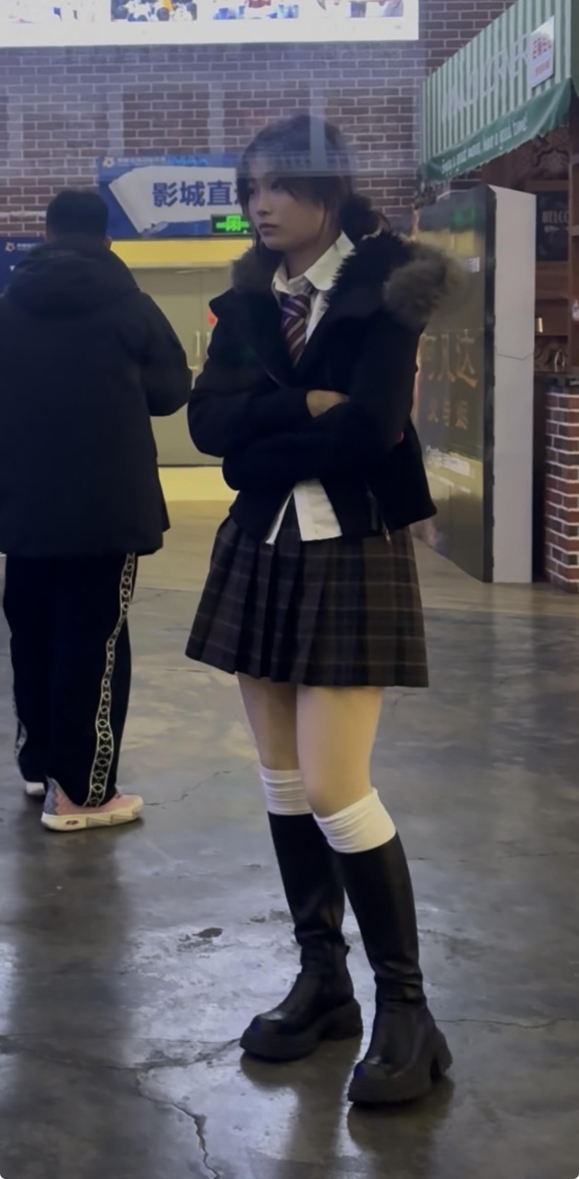 校园风穿搭指南：黑白格子裙+毛绒外套，青春减龄！🎒👟