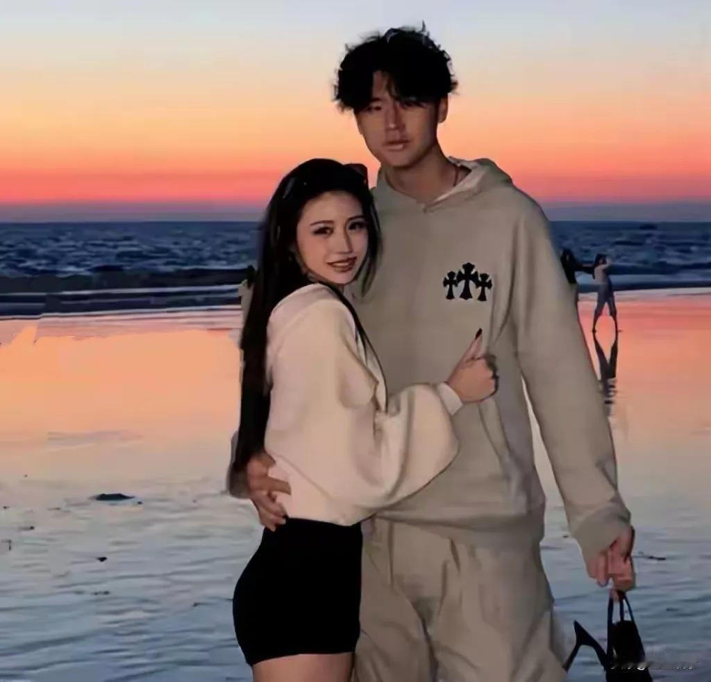 20岁的小苹果官宣恋情，让舆论再次将目光投向她与母亲葛荟婕相似的情感轨迹。18岁