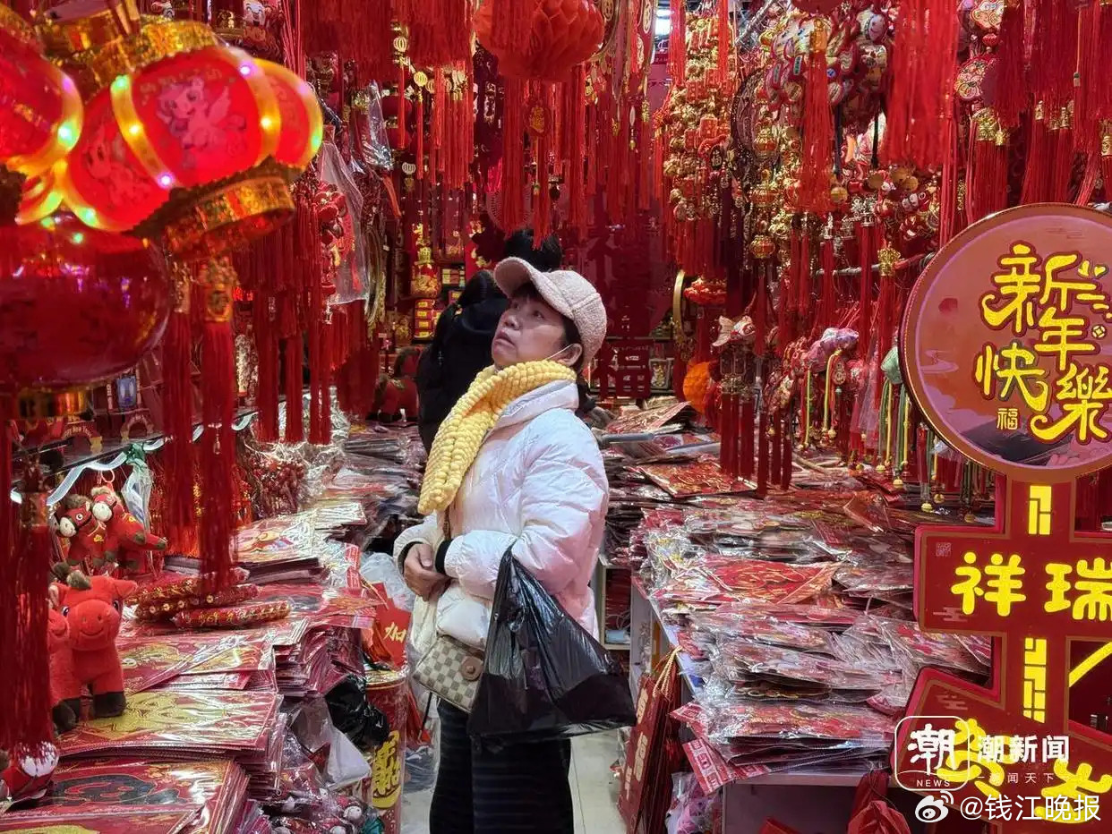 【#哭哭马登上杭州货架C位#】“过了腊八就是年”，大街小巷里年味越来越浓了。杭城