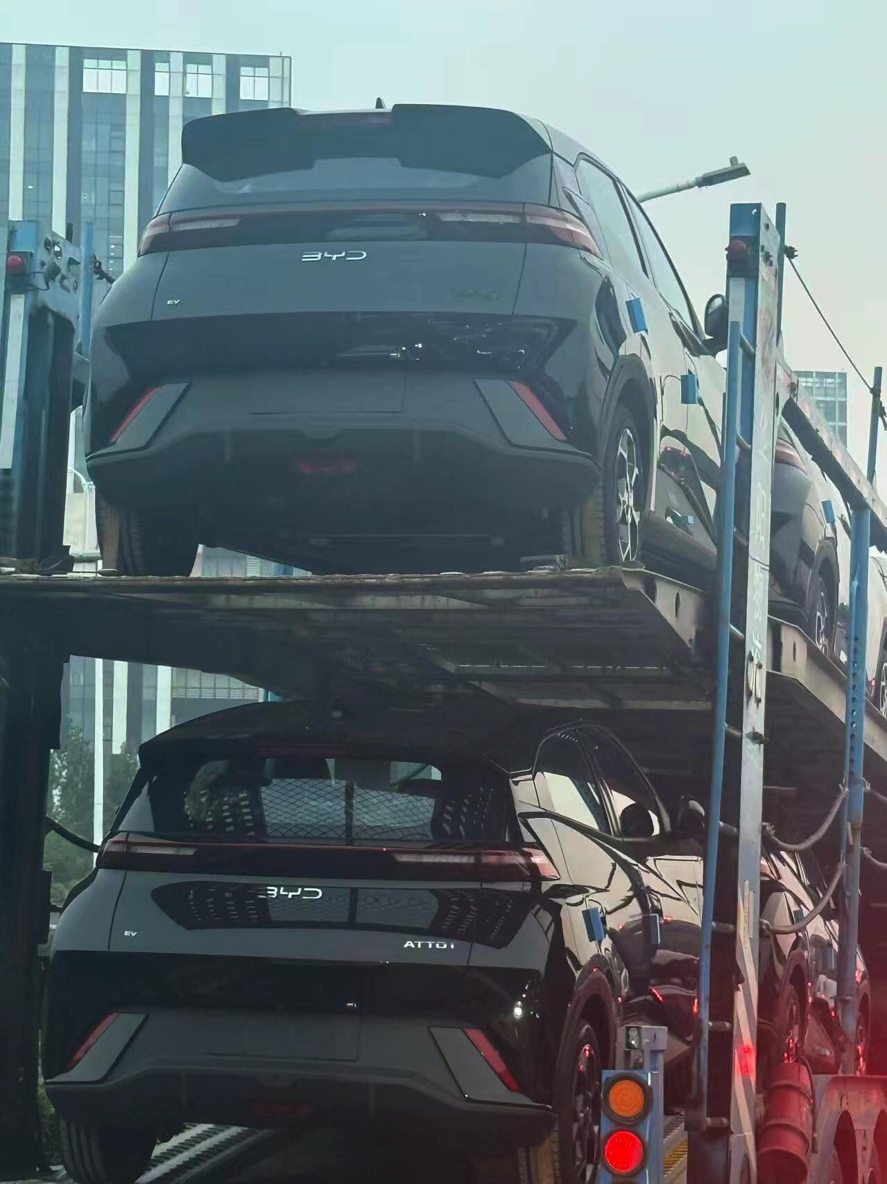 纯英文的比亚迪今天路上碰到拖车，全是英文的比亚迪，出口澳洲的，海鸥是atto