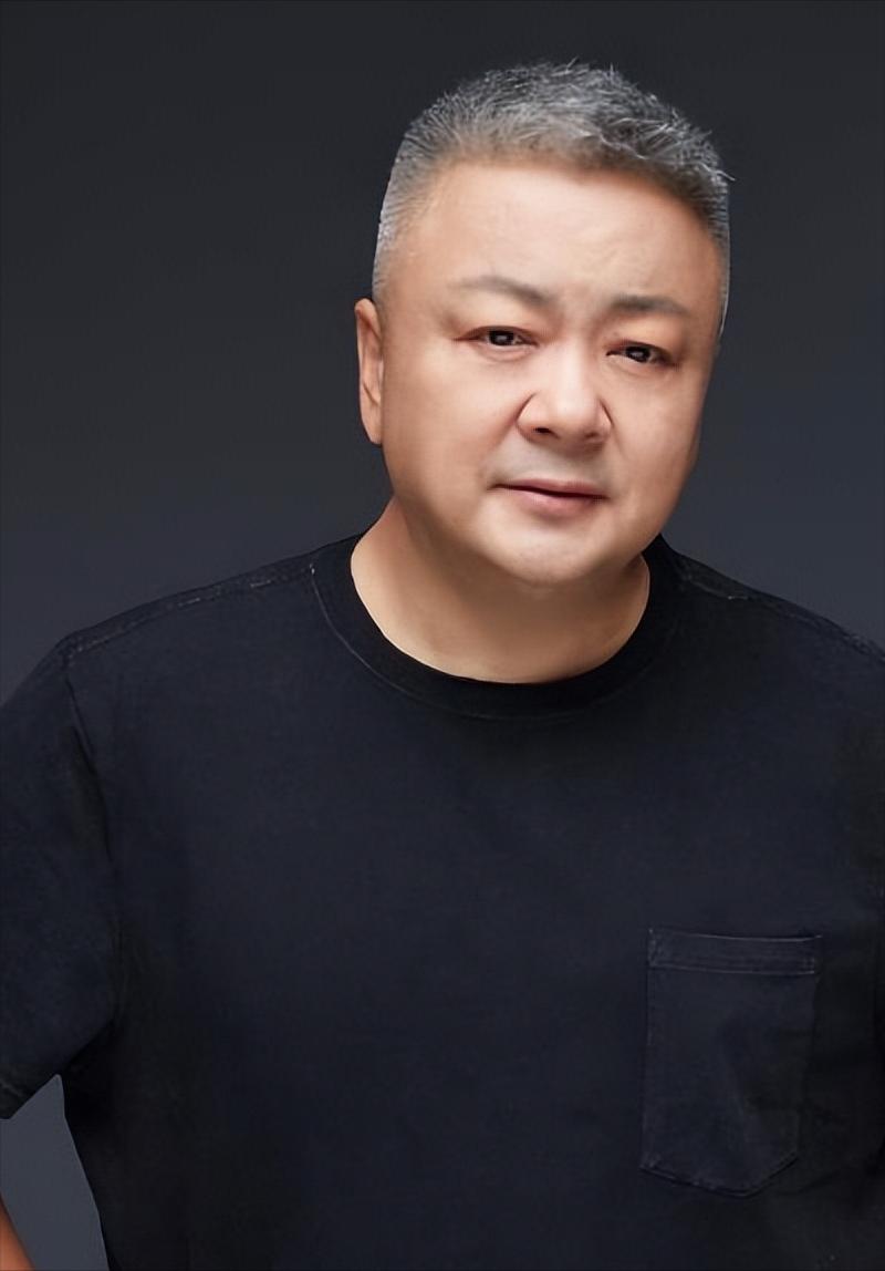 女演员闫妮说，还没有离婚的时候，我和洪剑涛排练小品，弄了半夜，太累了，我倒头就睡