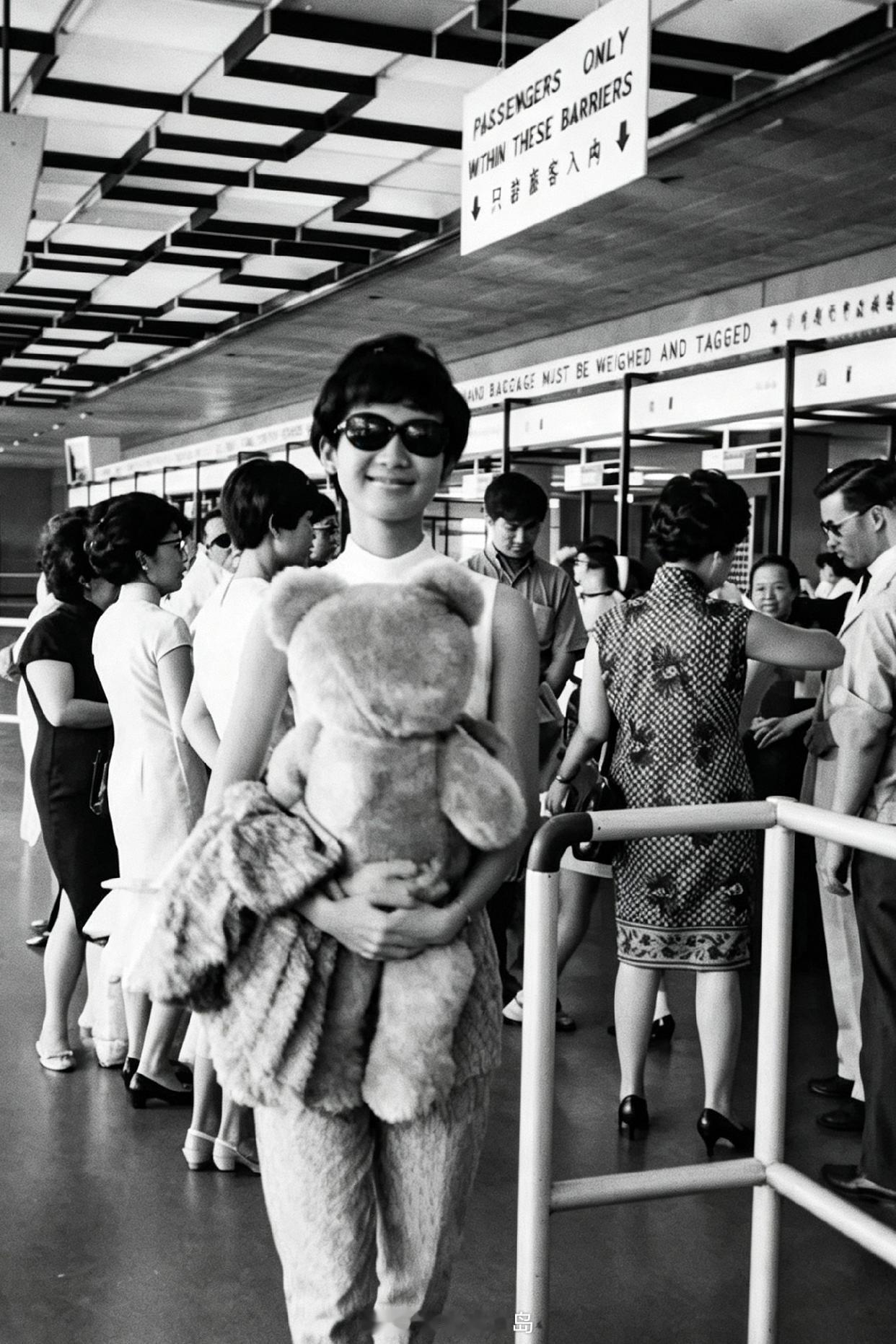 1966年，少女施南生的罕见留影，仰头微笑抱着大熊，谁也没料到，这个爱笑的女孩日