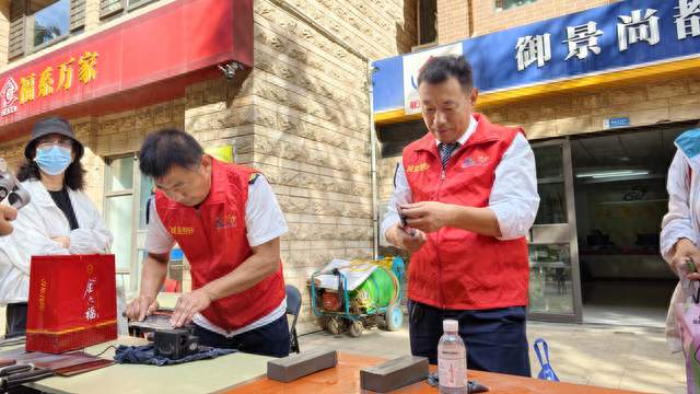 情暖金秋、爱在重阳! 青岛这群“热心肠”开展便民敬老志愿服务