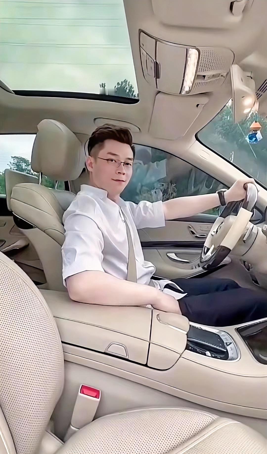 花费两年唐尚珺适应大学生活，大二开始喜迎贵人开启唐氏创业之路。唐尚珺进入大二