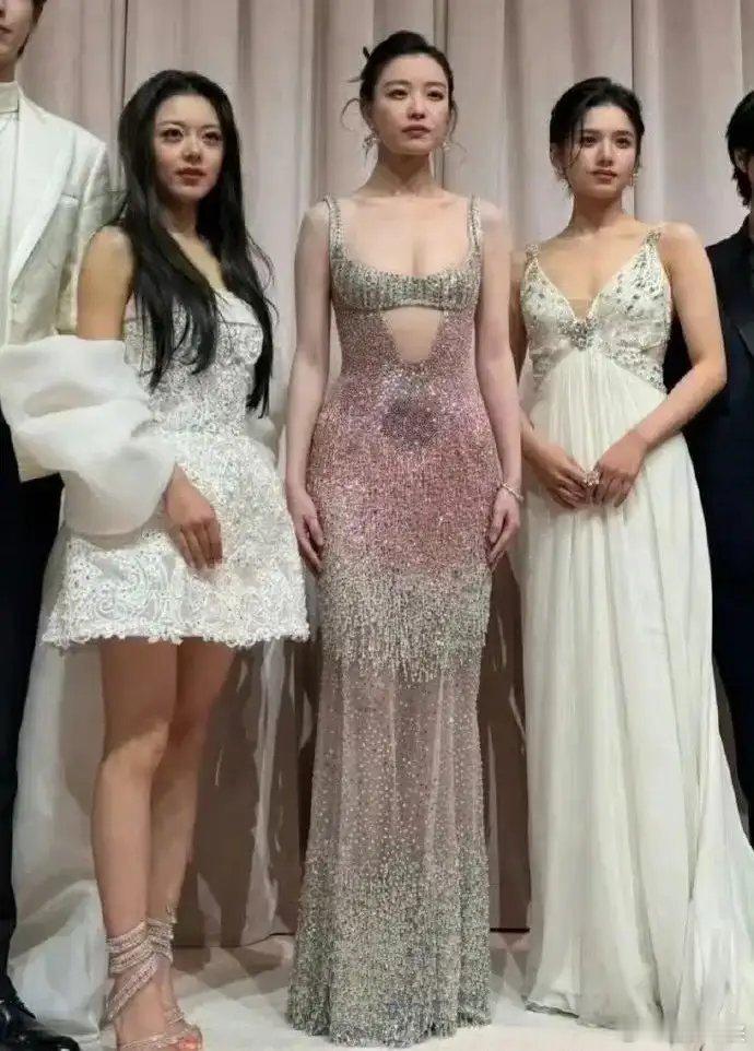 赵今麦是得罪了化妆团队了还是定位不明确啊，这个妆容和穿搭直接让旁边的倪妮icon