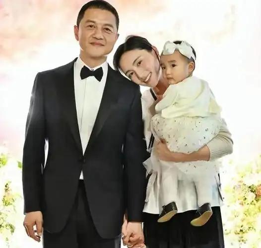 直播卖货刚破了一个亿，李亚鹏却突然关了手机。那会儿多少人盯着，以为他要趁这波