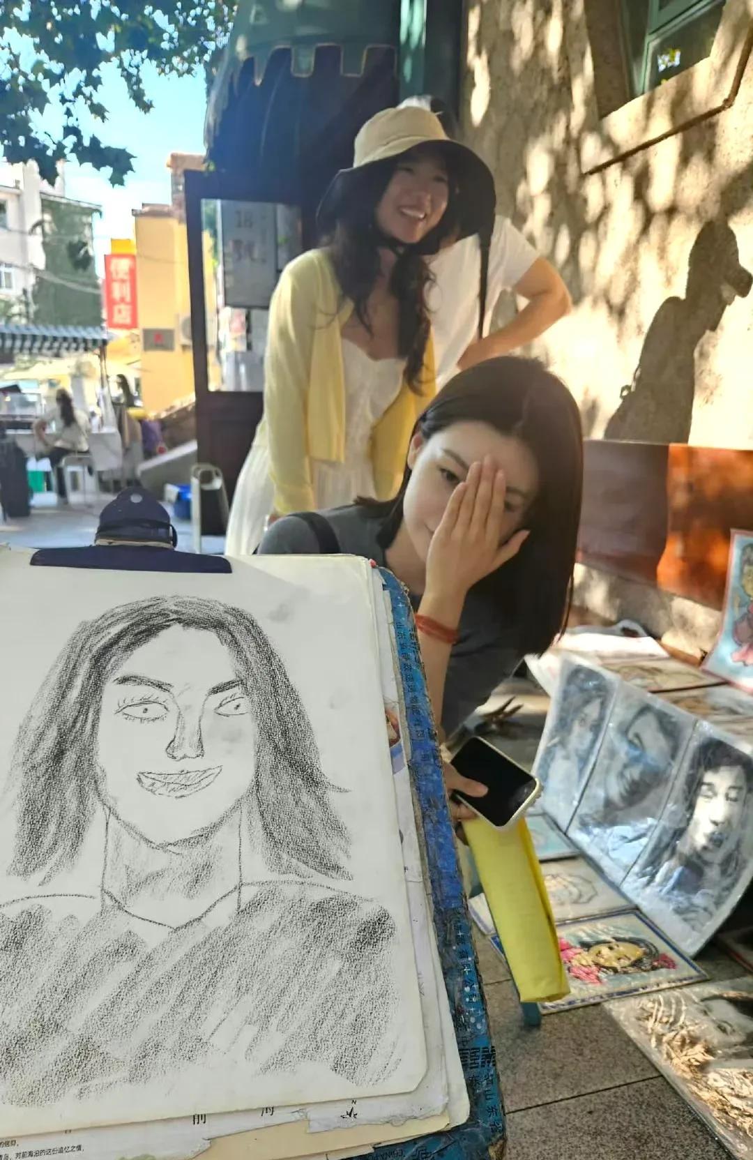 我有个朋友，大学三年学的美术，对画画那是真上心。最近他琢磨着，想去街边摆个摊，