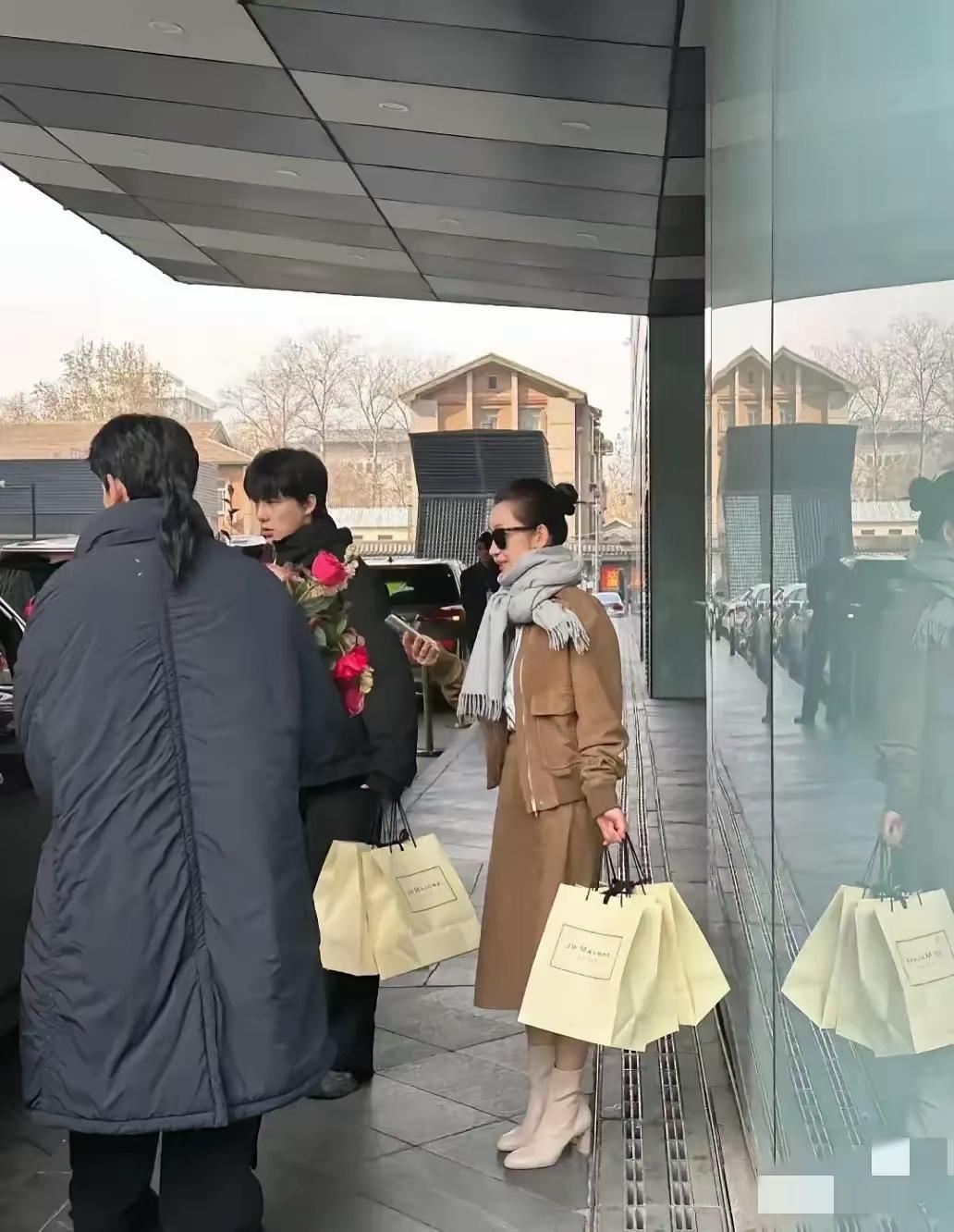 我怀疑碰到明星了，看着很熟悉的样子，可一时也叫不上她的名字？