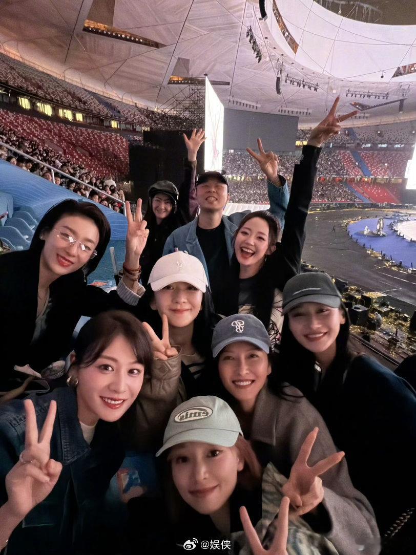 叶一茜带森碟看张杰演唱会张杰演唱会秒变星光现场～杜海涛、谢娜还有浪姐们都来啦，