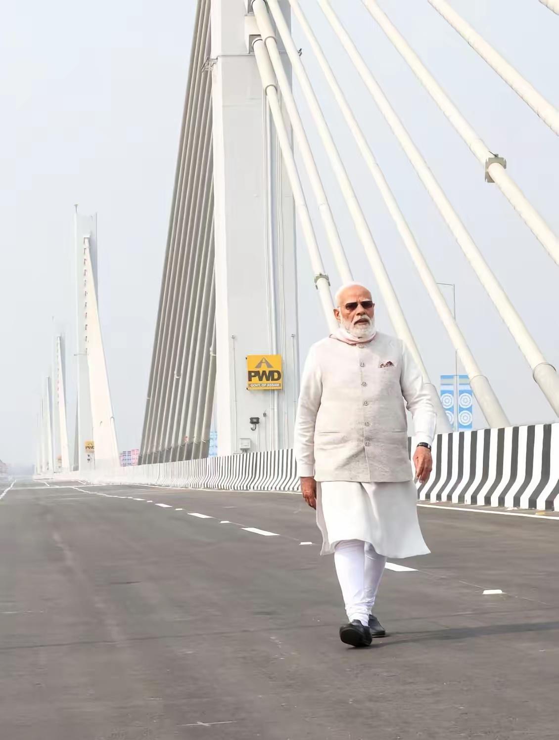 莫迪总理在印度东北的阿萨姆邦出席瓦尔玛大桥开通仪式，他说这座横跨布拉马普特拉河（