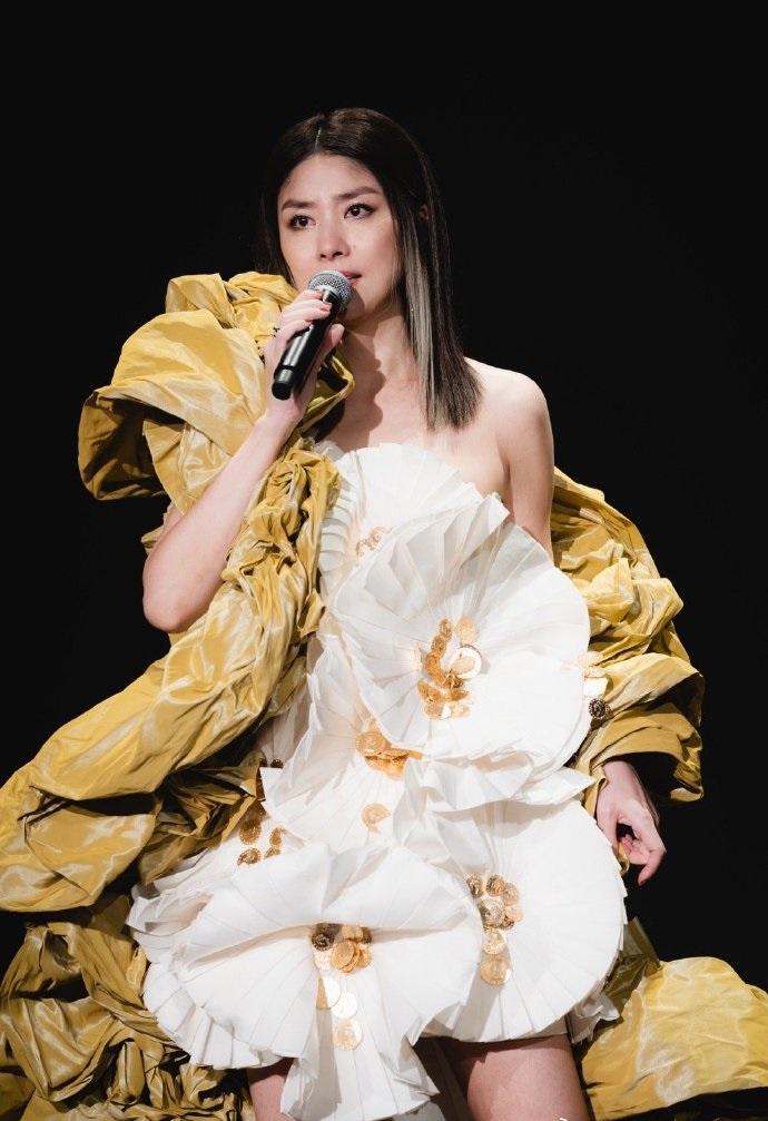 近日陈慧琳在红馆开唱，她这次搭配的很有潮流之美，气质也不错。陈慧琳里面穿了一