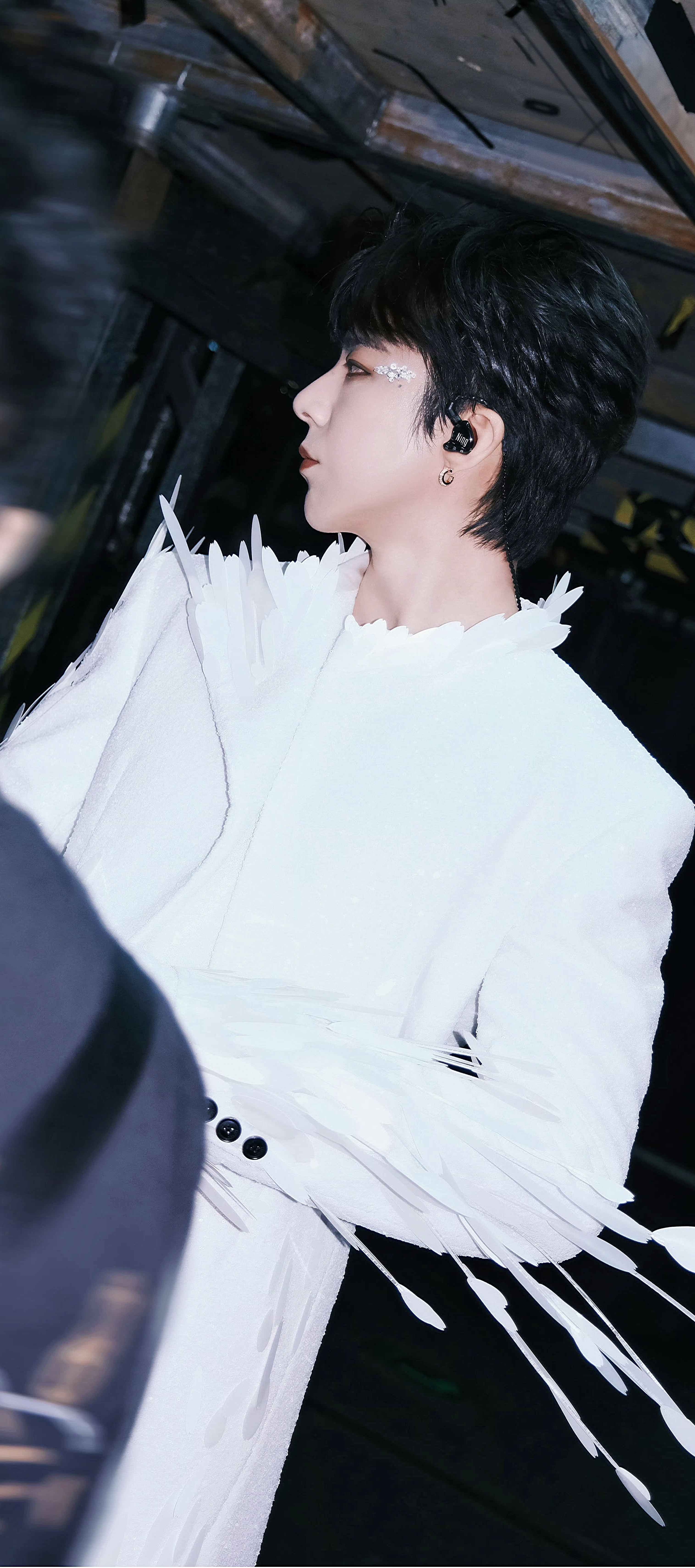 摩登兄弟刘宇宁白衣胜雪，羽翼赴光。好好看啊～📱壁纸图又增加啦～刘宇宁南京演唱