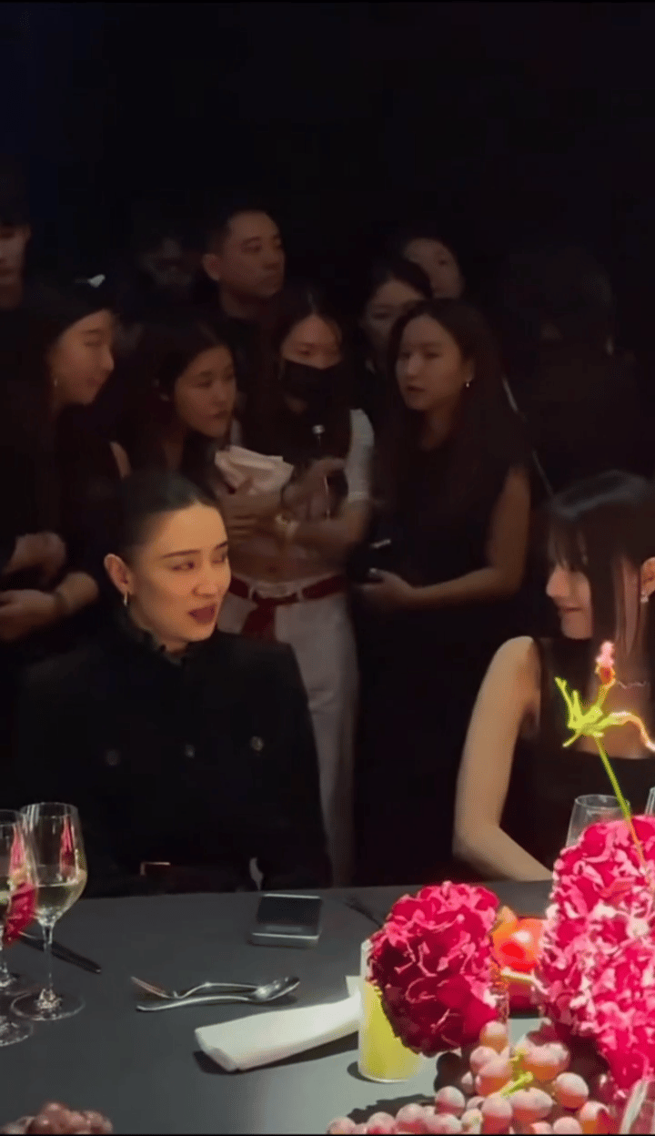 迪丽热巴青涩女大一套衣服一个风格随着风格改变整个人的气质也随之改变​​​