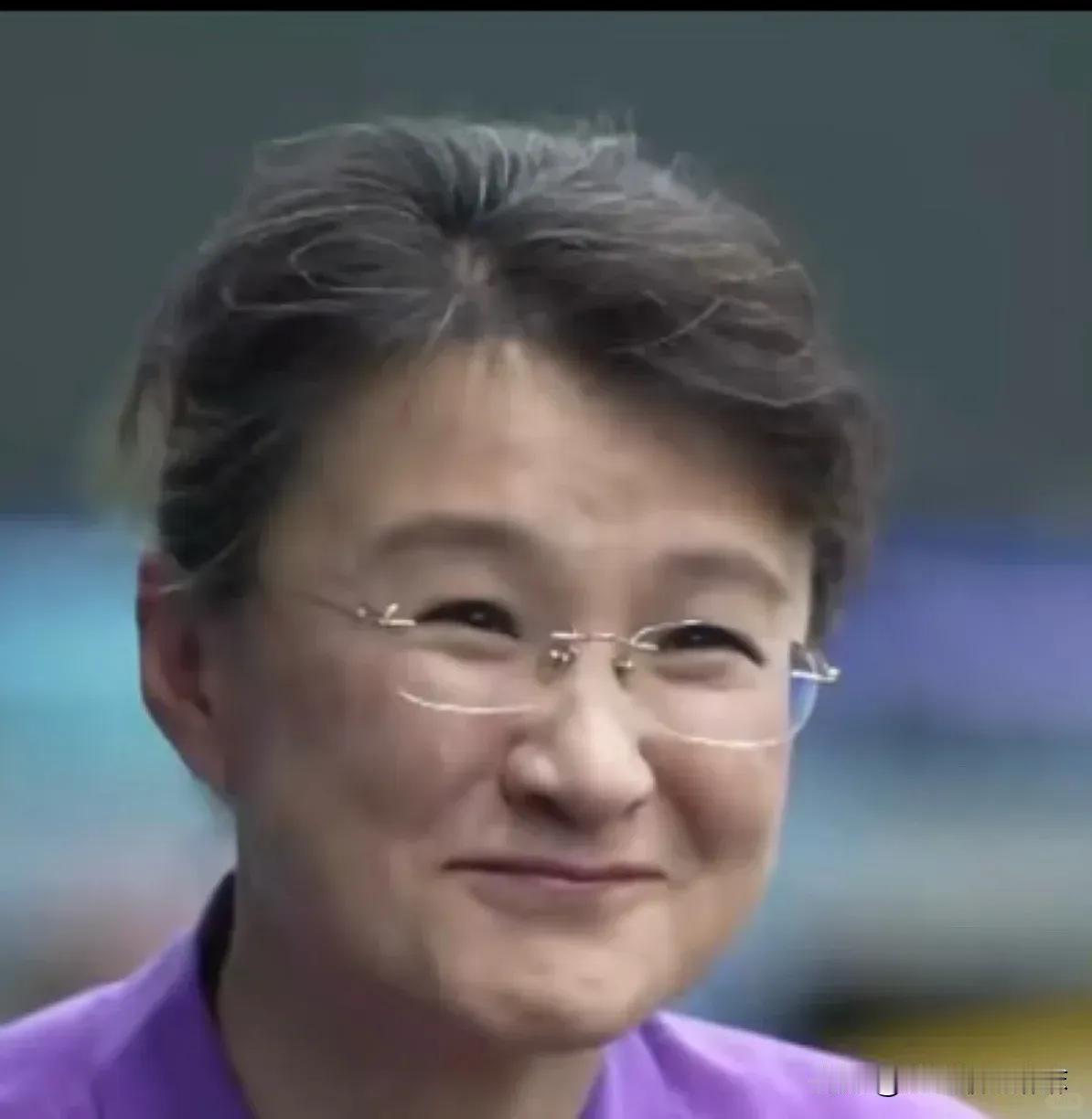 很喜欢董倩的采访。不疾不徐，如拉家常般，娓娓道来，语气温柔，却把大家关心的