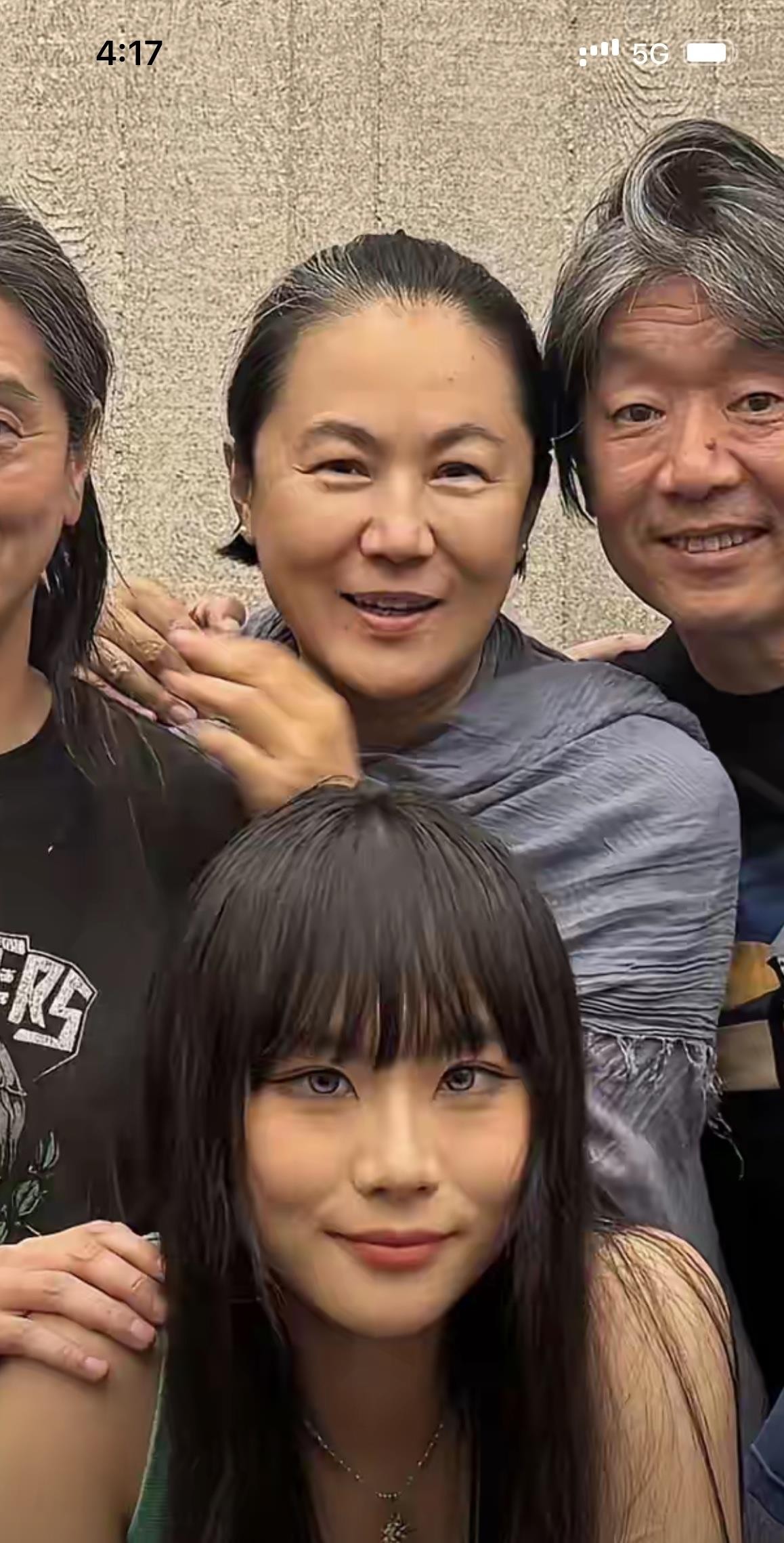 高原生日宴上，京圈老炮围坐，闪光灯晃过她不再年轻的脸。女儿窦佳嫄立在旁边，短发，黑眼圈，手指无意识捻