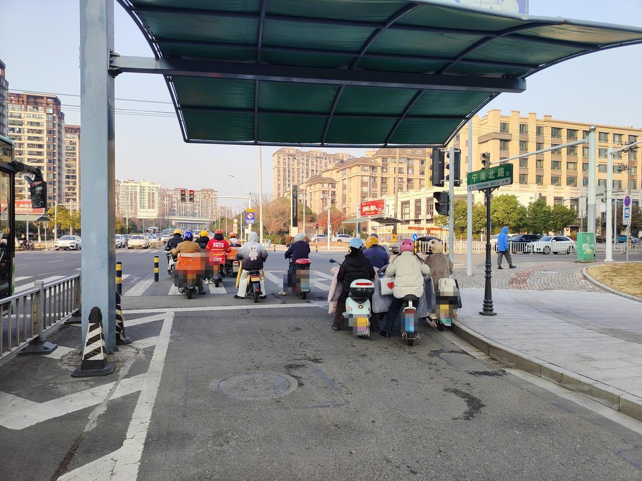 翻看了一下微信，工作这么多年，居然陆陆续续添加了几百个同事或者客户的微信号。虽然