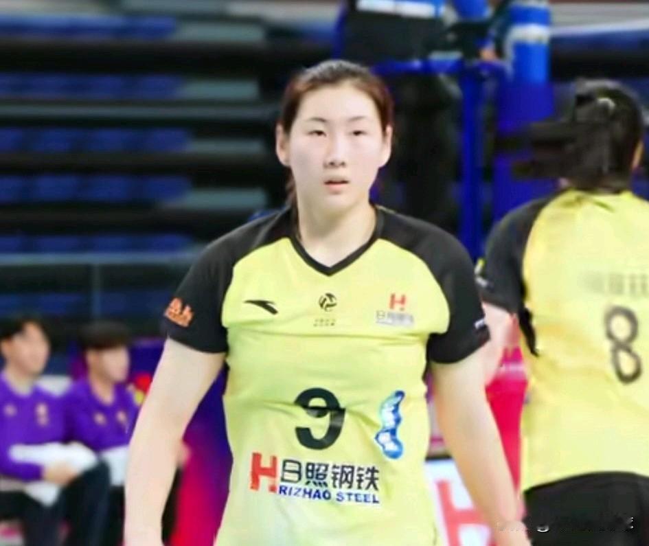 相比上个赛季，山东女排的一传不是太好。今年边攻上调几位新人，昨晚苏鲁之战，边攻