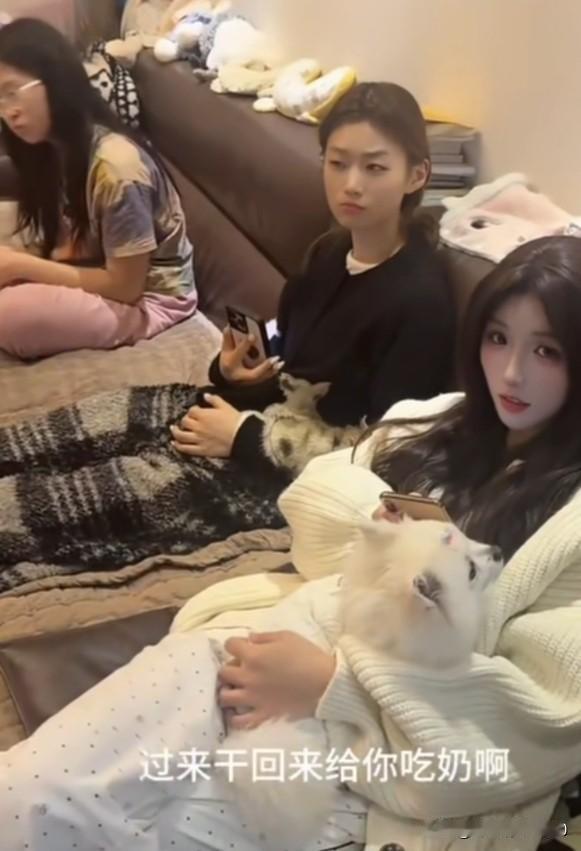 真气人！你们都坐那儿等我吃奶啊！母亲是一个职场女性，年底了，单位很忙，这天